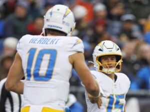 Ladd McConkey (d), receptor de Los Ángeles Chargers, fue registrado este sábado, 28 de diciembre, al ser felicitado por su mariscal de campo, Justin Herbert (i), luego de que le anotara un touchdown a los New England Patriots, durante un partido de la NFL, en el Gillette Stadium de Foxborough (Massachusetts, EE.UU.) EFE/CJ Gunther