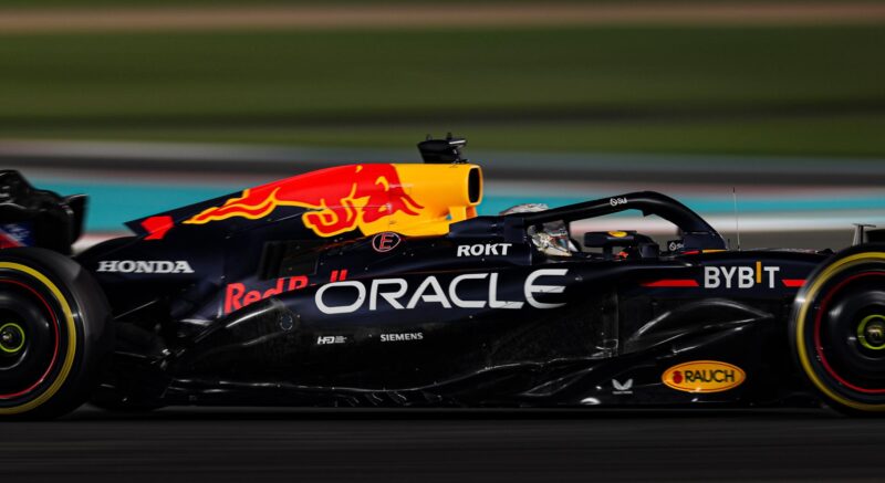 El neerlandes Max Verstappen, de Red Bull, en acción durante los entrenamientos del Gran Premio de Fórmula Uno de Abu Dhabi, disputados este sábado EFE/EPA/ALI HAIDER