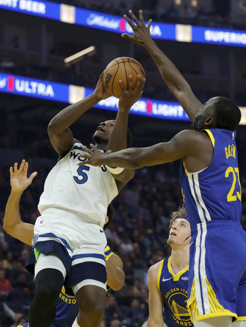 Los Minnesota Timberwolves cambian de dueño por $1,500 millones El escolta de los Timberwolves, Anthony Edwards apunta a canasta ante la presión del ala-pívot de los Golden State Warriors, Draymond Green (d), durante el juego que este vieres ganó la franquicia de Minnesota por 90-107. EFE/EPA/JOHN G. MABANGLO SHUTTERSTOCK