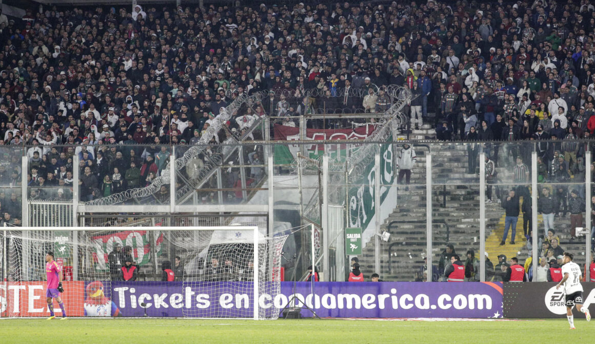 Imagen de archivo de hinchas de Fluminense en el estadio Monumental David Arellano en Santiago (Chile). EFE/ Elvis González