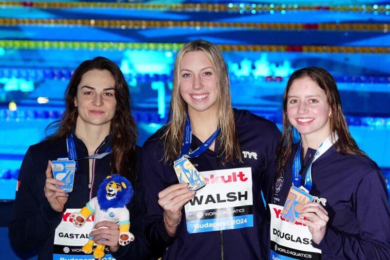La estadounidense Gretchen Walsh (C), ganadora de la medalla de oro, la francesa Beryl Gastaldello (i), ganadora de la medalla de plata, y la estadounidense Kate Douglass, ganadora de la medalla de bronce, posan tras la ceremonia de entrega de medallas de los 100 metros libres femeninos de los Campeonatos del Mundo de Natación Acuática en el Duna Arena de Budapest, Hungría, el 12 de diciembre de 2024. (100 metros, Francia, Hungría). EFE/EPA/Robert Hegedus HUNGARY OUT
