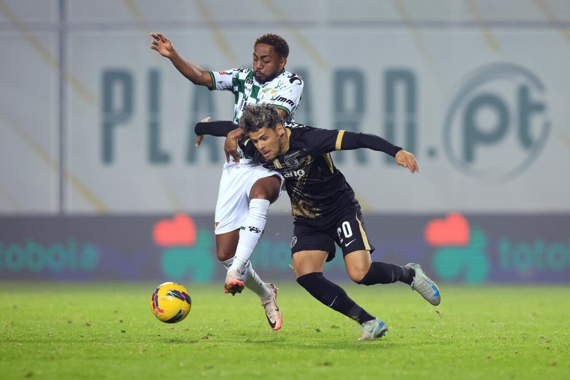 Grabrielzinho, del Moreirense, pugna con Maxi Araujo. EFE/EPA/ESTELA SILVA
