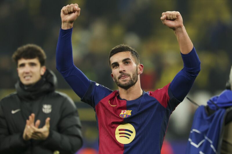 Ferran Torres celebra uno de sus goles durante el partido de la UEFA Champions League que han jugado Borussia Dortmund y FC Barcelona en Dortmund, Alemania. EFE/EPA/FRIEDEMANN VOGEL