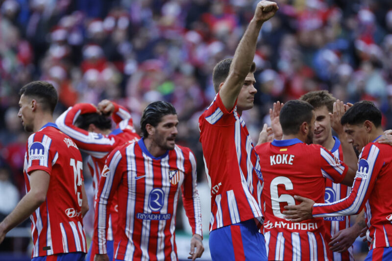El cdelantero noruego del Atlético de Madrid Alexander Sørloth (c) celebra con sus compañeros el gol marcado ante el Getafe durante el partido de Liga que disputaron Atlético de Madrid y Getafe este domingo en el estadio Riyadh Air Metropolitano. EFE/Juanjo Martín