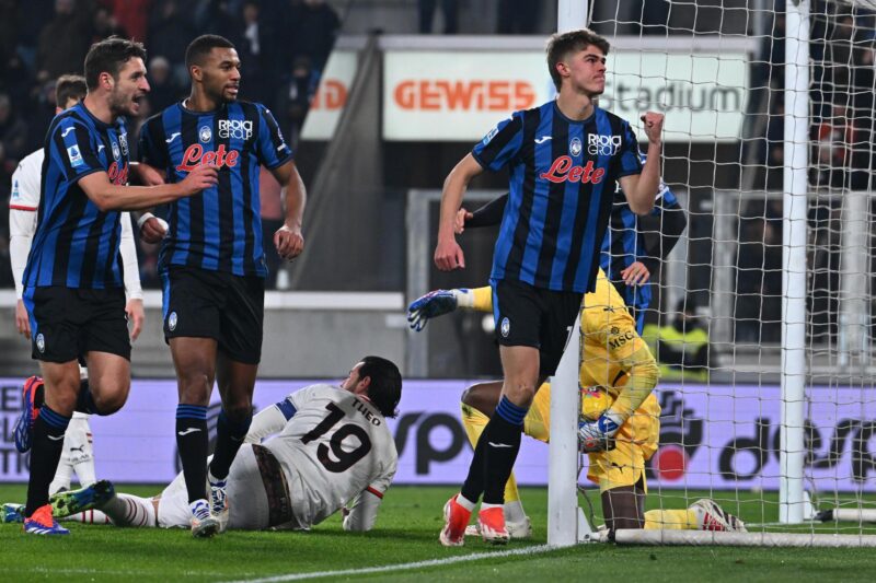 El futbolista belga del Atalanta Charles de Ketelaere (C), celebra un gol de su equipo. EFE/EPA/MICHELE MARAVIGLIA