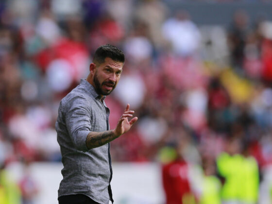 Imagen de archivo del entrenador mexicano Benjamín Mora durante un partido disputado en el Estadio Jalisco, en Guadalajara (México). EFE/ Francisco Guasco
