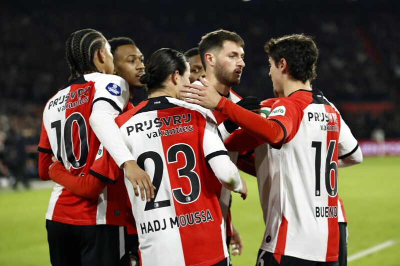 El delantero mexicano del Feyenoord Santiago Gimenez celebra el 2-0 durante el partido de la Eredivisieque han jugado Feyenoord y Heracles Almelo en el Feyenoord Stadium, en Rotterdam, Países Bajos. EFE/EPA/MAURICE VAN STEEN