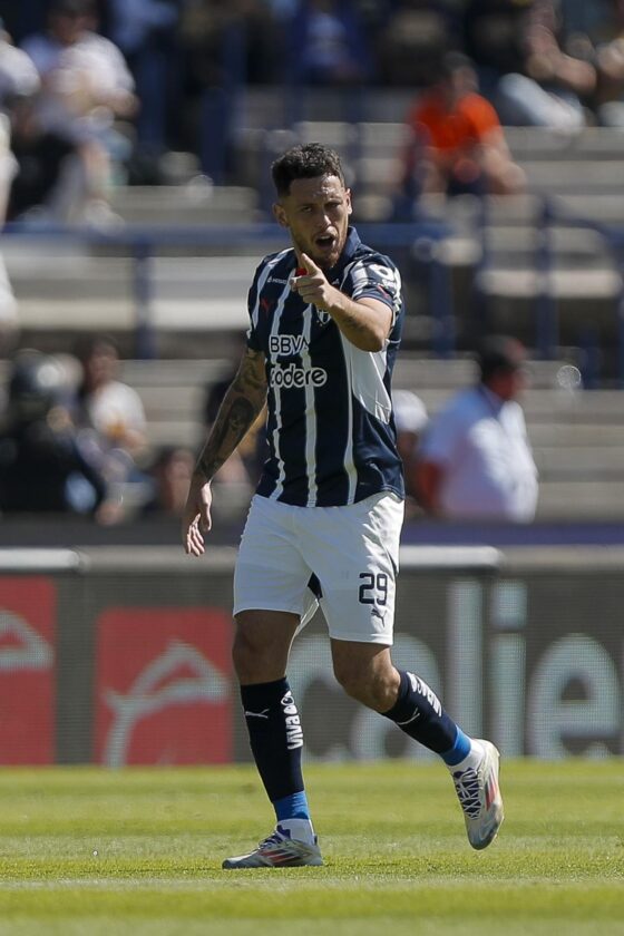 Lucas Ocampos de Monterrey, festeja después de anotar ante Pumas este domingo, durante el juego de vuelta de cuartos de final del torneo mexicano de fútbol celebrado en el Estadio Olímpico Universitario, en Ciudad de México (México). EFE/Isaac Esquivel