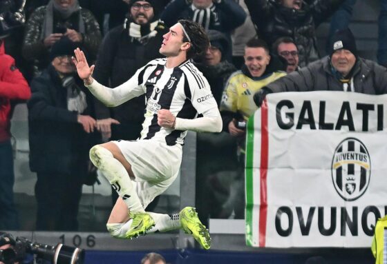 El jugador del Juventu' Dusan Vlahovic celebra su gol duriante el partido de la sexta jornada de la UEFA Champions League que han jugado Juventus FC y Manchester City FC en el Allianz Stadium en Turin, Italia. EFE/EPA/ALESSANDRO DI MARCO