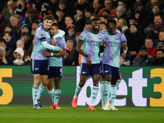 El delantero brasileño Gabriel Jesus, del Arsenal (2I), celebra el 0-1 con sus compañeros durante el partido de la Premier League que han jugado Crystal Palace y Arsenal FC, en Londres, Reino Unido. EFE/EPA/DAVID CLIFF