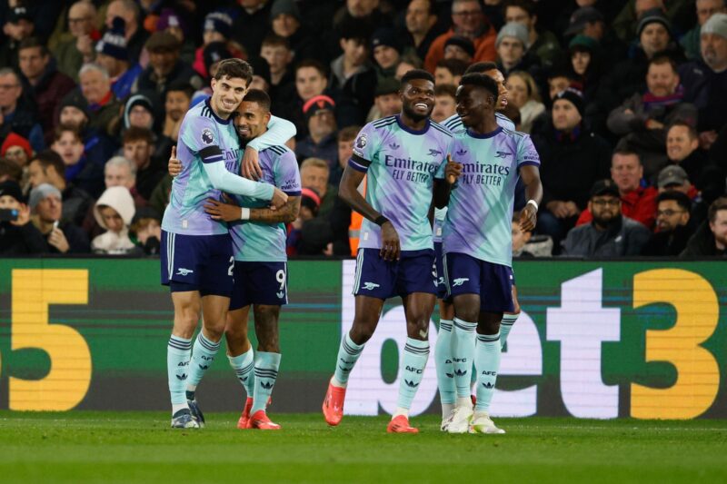 El delantero brasileño Gabriel Jesus, del Arsenal (2I), celebra el 0-1 con sus compañeros durante el partido de la Premier League que han jugado Crystal Palace y Arsenal FC, en Londres, Reino Unido. EFE/EPA/DAVID CLIFF