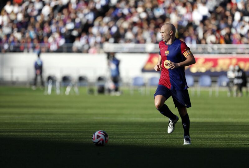 Iniesta rompe el silencio tras el anuncio del retiro de Jordi Alba Andrés Iniesta (c), del FC Barcelona, durante el amistoso de Leyendas entre FC Barcelona y Real Madrid en el estadio Ajinomoto en Tokio, Japón. EFE/FRANCK ROBICHON