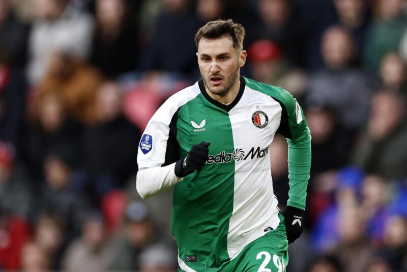 El jugador del Feyenoord Santiago Gimenez en acción durante el partido entre PSV Eindhoven y Feyenoord Rotterdam. EFE/EPA/MAURICE VAN STEEN