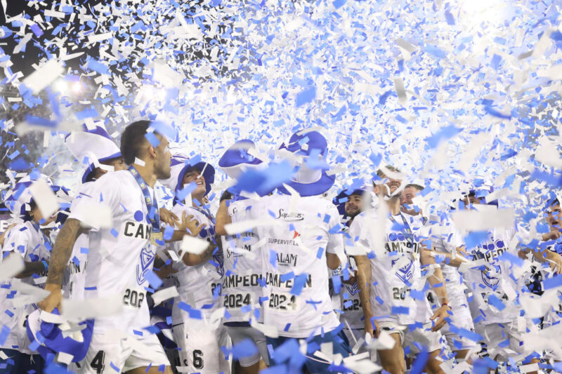 Vélez es campeón del fútbol argentino en su tercera final de este año Los jugadores de Vélez levantan la copa de campeones de la Liga Profesional Argentina. EFE/ Juan Ignacio Roncoroni