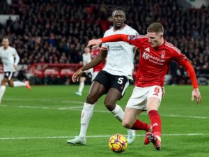 Nottingham (United Kingdom), 14/01/2025.- Ibrahima Konate of Liverpool (L) in action against Elliot Anderson of Nottingham (R) during the English Premier League match between Nottingham Forest and Liverpool FC, in Nottingham, Britain, 14 January 2025. (Reino Unido) EFE/EPA/ADAM VAUGHAN EDITORIAL USE ONLY. No use with unauthorized audio, video, data, fixture lists, club/league logos, 'live' services or NFTs. Online in-match use limited to 120 images, no video emulation. No use in betting, games or single club/league/player publications.