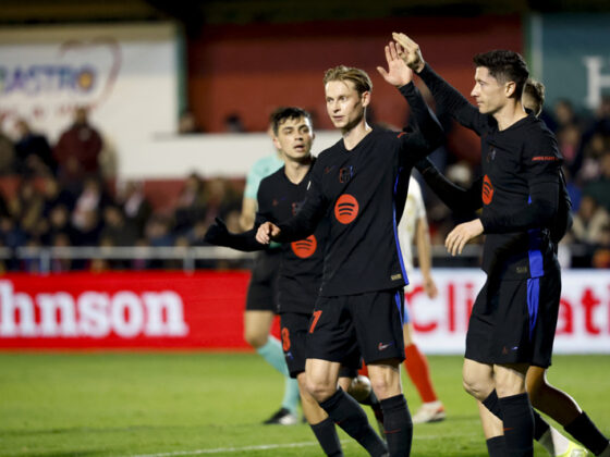 BARBASTRO (HUESCA), 04/01/2025.-El delantero polaco del FC Barcelona Robert Lewandowski celebra su gol contra el Barbastro, durante el partido de dieciseisavos de la Copa del Rey, este sábado en el Campo Municipal de Deportes de Barbastro.-EFE/ Javier Cebollada