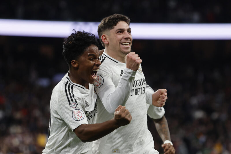 Endrick y Valverde dan sufrida victoria al Real Madrid en tiempo extra El centrocampista del Real Madrid en LaLiga Federico Valverdecelebra su gol durante el partido de octavos de final de la Copa del Rey entre Real Madrid y Celta de Vigo. EFE/Sergio Pérez