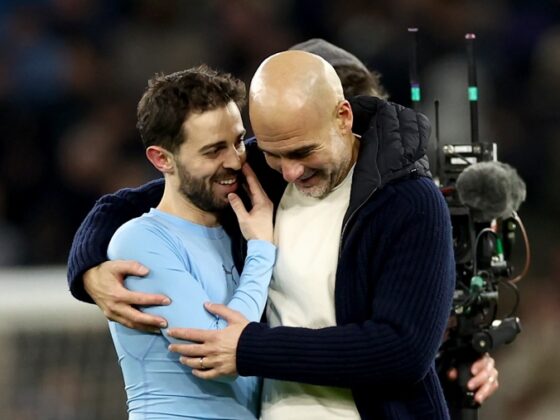 Manchester (United Kingdom), 29/01/2025.- Manchester City manager Pep Guardiola celebrates with player Bernardo Silva after the UEFA Champions League match between Manchester City and Club Brugge in Manchester, Britain, 29 January 2025. Manchester City won 3-1. (Liga de Campeones, Reino Unido) EFE/EPA/ADAM VAUGHAN