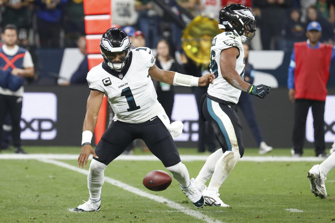 Jalen Hurts de Eagles pierde el balón este viernes, en un partido de la NFL entre Green Bay Packers y Philadelphia Eagles, en el estadio Neo Química Arena en São Paulo. EFE/ Sebastiao Moreira Súper Bowl