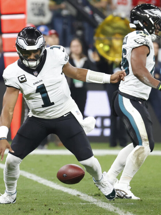 Jalen Hurts de Eagles pierde el balón este viernes, en un partido de la NFL entre Green Bay Packers y Philadelphia Eagles, en el estadio Neo Química Arena en São Paulo. EFE/ Sebastiao Moreira Súper Bowl