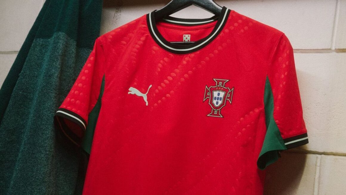 Cristiano Ronaldo presenta la nueva camiseta de Portugal Cristiano Ronaldo presenta la nueva camiseta de Portugal