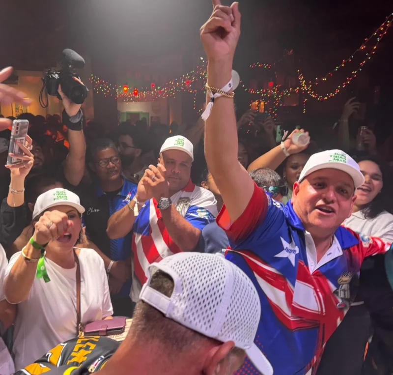 Grupo de pleneros junto a 'Bad Bunny' en un evento junto a Spotify en Santurce, Puerto Rico.