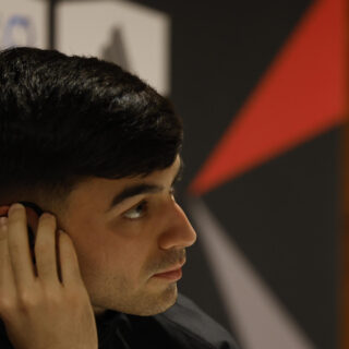 El centrocampista del Barcelona Pedri durante la rueda de prensa de este sábado en Yeda, en la víspera de la final de la Supercopa de España de fútbol que les enfrenta al Real Madrid. EFE/ Alberto Estévez