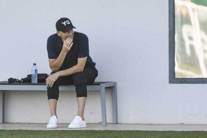 Zinedine Zidane en un entrenamiento del Betis, en el que su hijo Elyaz juega en el filial. EFE/ David Arjona