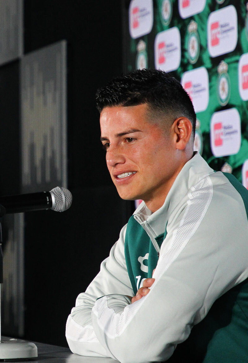 El futbolista colombiano James Rodríguez asiste a una rueda de prensa en las instalaciones de Esmeralda Casa Club León este martes, en León, estado de Guanajuato (México). EFE/ Luis Ramírez