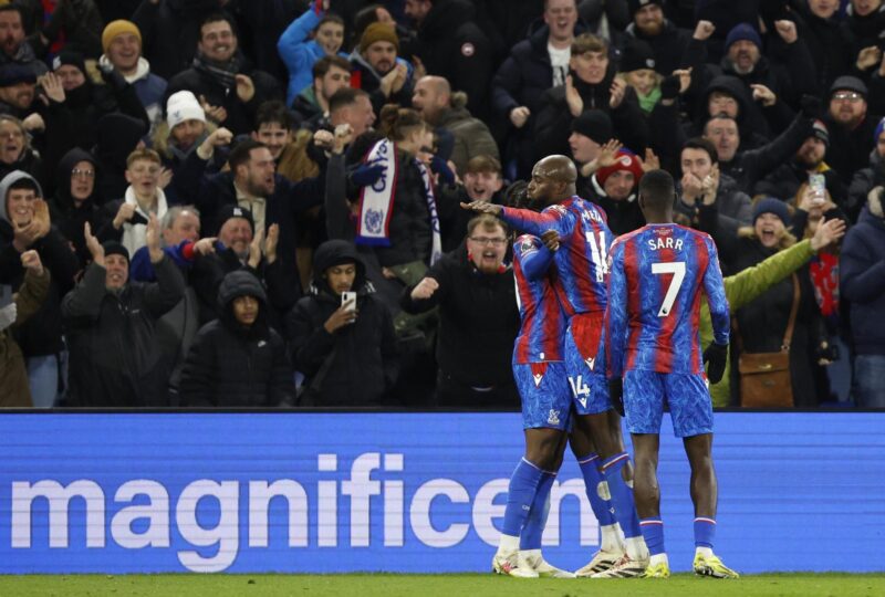 El jugador del Crystal Palace Jean-Philippe Mateta (d) celebra el 1-1 durante el partido de la Premier League que han jugado Crystal Palace FC y Chelsea FC, en Londres, Reino Unido. EFE/EPA/DAVID CLIFF