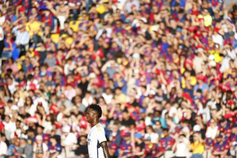 Foto de archivo de Vinícius Júnior (d) delantero brasileño del Real Madrid durante el partido frente al Barcelona en octubre de 2023 en el que recibió insultos racistas. El jugador ha ratificado este jueves en un juzgado de Barcelona que fue víctima de gritos racistas y ha afirmado que quiere seguir adelante con el procedimiento judicial. EFE/ Quique Garcia/ARCHIVO