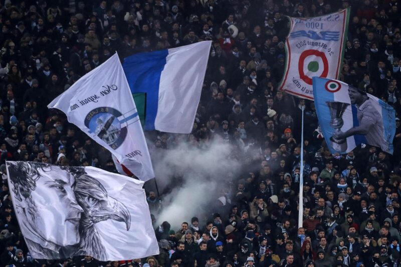 Batalla campal previo a partido de Europa League deja dos hospitalizados Foto de archivo de aficionados del Lazio en el Estadio Olímpico de Roma. EFE/ANGELO CARCONI