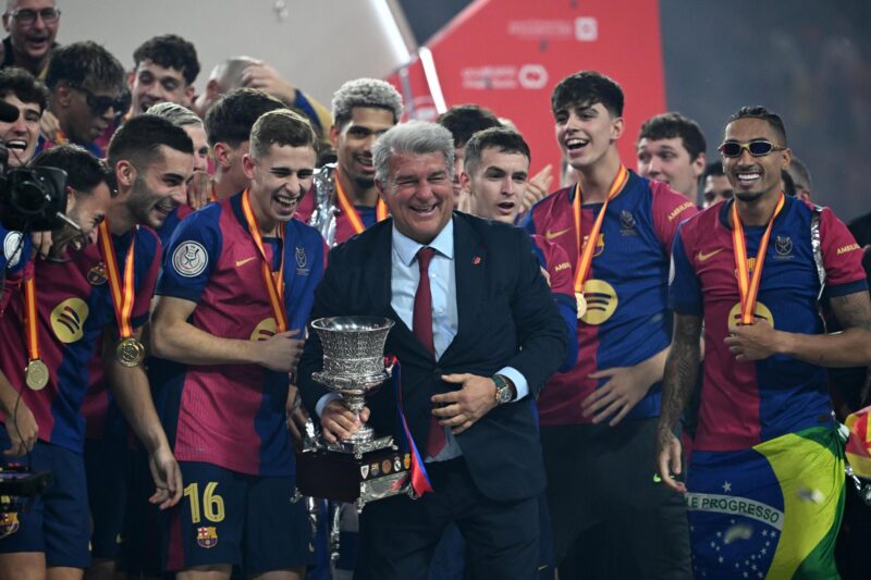 Barcelona se corona en la Supercopa de España con goleada al Madrid La plantilla y Laporta con el trofeo tras el partido de la final de la Supercopa de España de fútbol entre el Real Madrid y el FC Barcelona, este domingo en Yeda, Arabia Saudí. EFE/EPA/STR