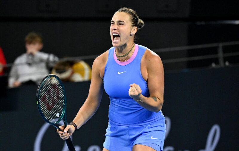 La tenista bielorrusa Aryna Sabalenka celebra un punto durante el partido de semifinales del Abierto de Brisbane ante la rusa Mirra Andreeva. EFE/EPA/DARREN ENGLAND