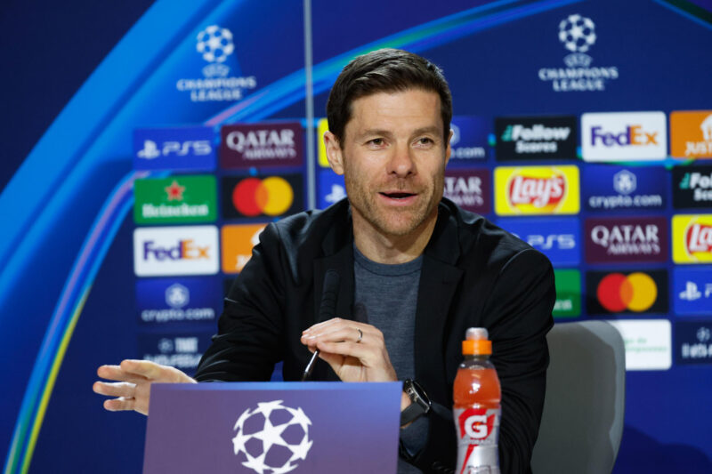 El entrenador del Bayer Leverkusen, el español Xabi Alonso, durante la rueda de prensa ofrecida este lunes en el estadio Riyadh Metropolitano, en la víspera del partido de Liga de Campeones que les enfrenta al Atlético de Madrid. EFE/ Mariscal