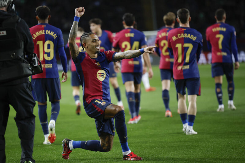 Doblete de Raphinha mete al FC Barcelona en 4tos de Final en Champions El delantero brasileño del Barcelona Raphael Dias "Raphinha" celebra su gol durante el partido de la jornada 21 de LaLiga entre el Barcelona y el Valencia, este domingo en el Estadi Olímpic Lluís Companys.-EFE/ Alberto Estévez