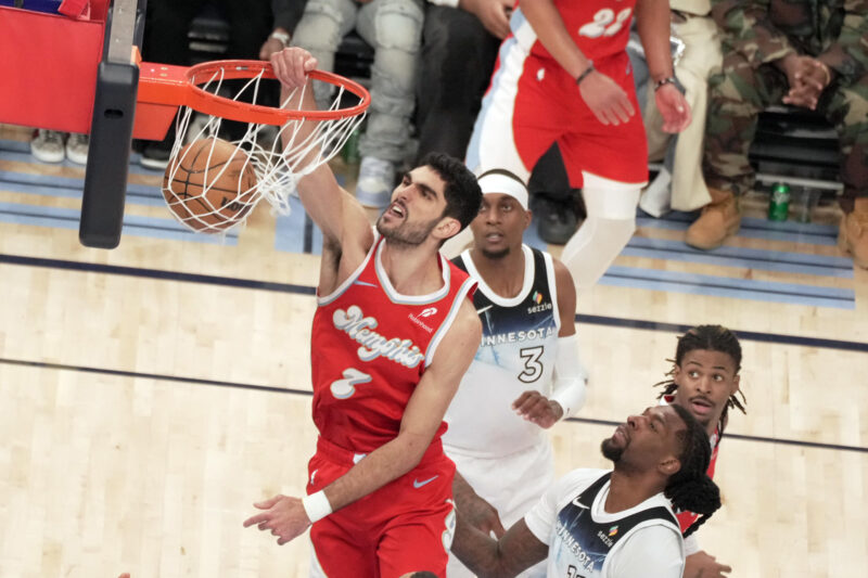 Santi Aldama (i) de los Memphis Grizzlies encesta ante los Minnesota Timberwolves en un partido de la NBA. EFE/Karen Pulfer Focht