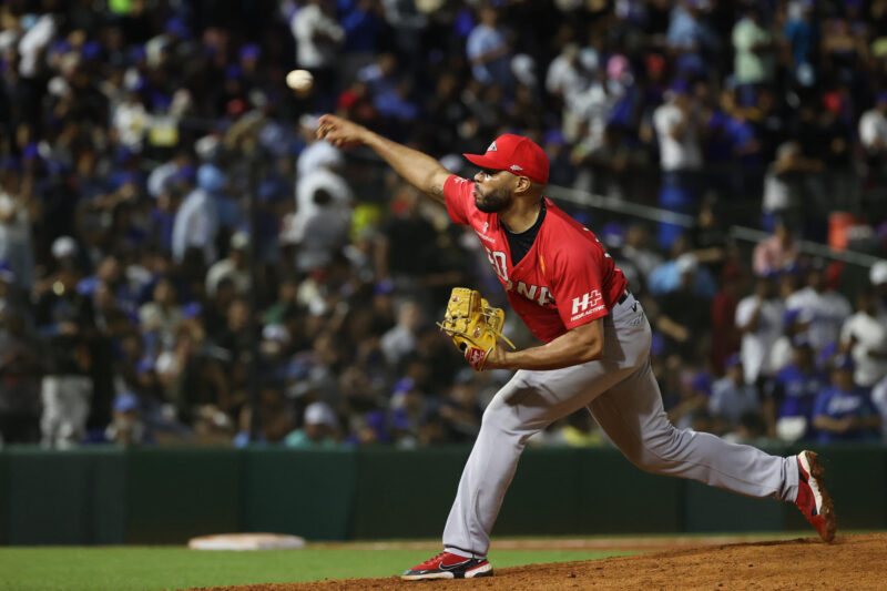 León del Escogido se corona y asegura Serie del Caribe El lanzador de Leones del Escogido Jimmy Cordero lanza una bola este lunes, durante el partido que consagró a la novena como campeón de la Liga de Béisbol Dominicano (LIDOM) en Santo Domingo, EFE/ Orlando Barria