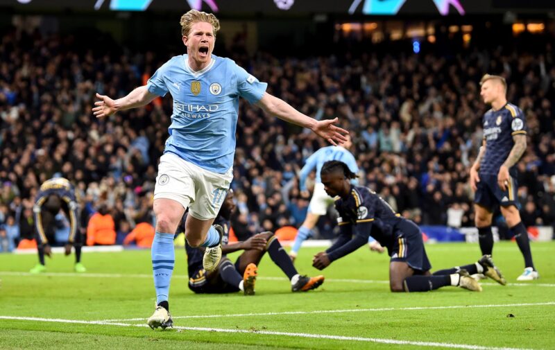 El centrocampista belga del Manchester City, Kevin de Bruyne, (C) festeja un gol ante el Real Madrid en los cuartos de final de la pasada Liga de Campeones. El enfrentamiento se podría volver a repetir en la eliminatoria de acceso a octavos de final de esta Champions. EFE/EPA/PETER POWELL