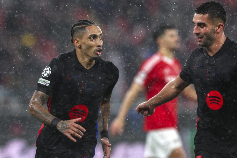 El jugador del Barcelona Raphinha celebra después de anotar un gol contra el Benfica durante su partido de la UEFA Champions League celebrado en el Estadio da Luz en Lisboa, Portugal. EFE/EPA/TIAGO PETINGA