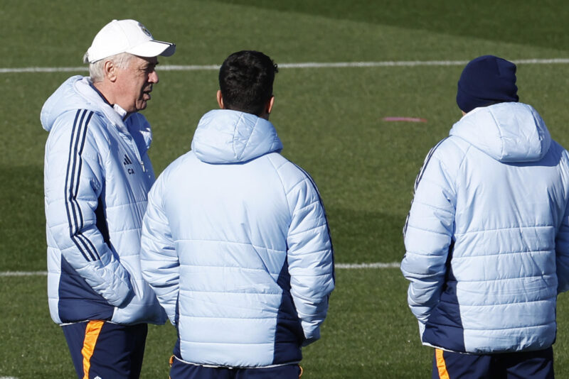 El técnico del Real Madrid, Carlo Ancelotti (i), durante el entrenamiento del equipo este viernes en Valdebebas. El equipo blanco prepara el partido de LaLiga que disputa mañana, sábado, frente al Espanyol. EFE/ Chema Moya