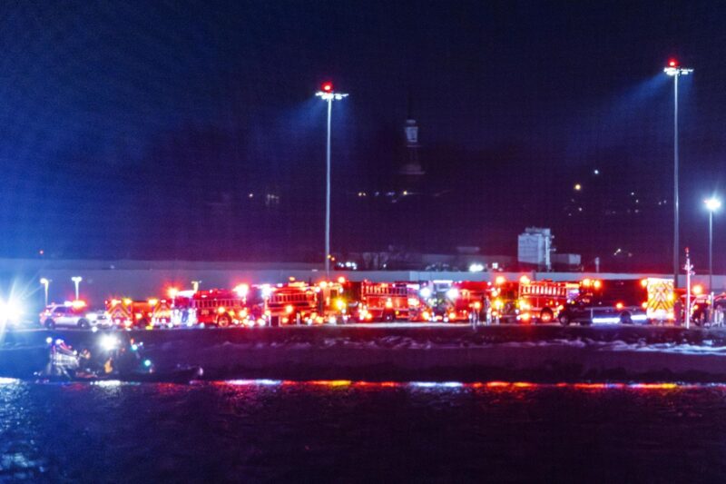 Equipos de rescate se reúnen para responder a un accidente aéreo en el río Potomac, cerca del Aeropuerto Nacional Ronald Reagan en Washington, DC. EFE/EPA/JIM LO SCALZO (patinadores)