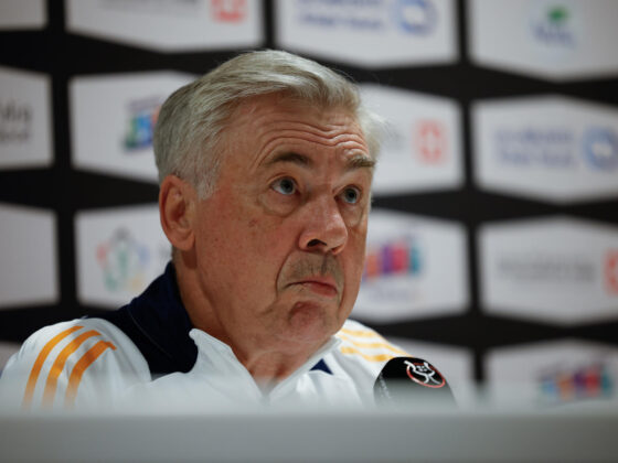 El entrenador del Real Madrid, el italiano Carlo Ancelotti, durante la rueda de prensa ofrecida este miércoles en Yeda, en la víspera del partido de semifinales de la Supercopa de España que les enfrenta al Mallorca.EFE/ Alberto Estévez