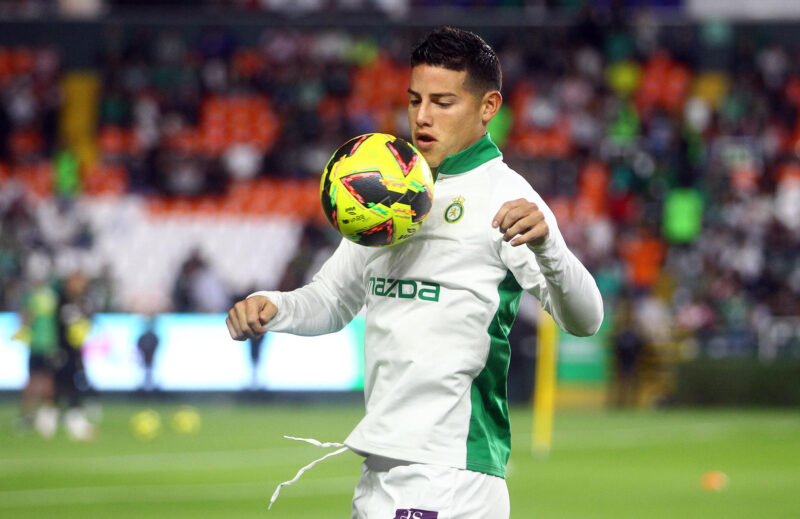 James Rodríguez de León calienta previo a un partido por la jornada 4 del torneo Clausura 2025 de la Liga MX entre León y Guadalajara en el estadio León en el estado de Guanajuato (México). Imagen de archivo. EFE/ Luis Ramírez