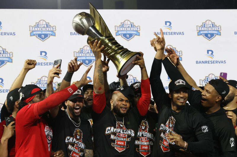 León del Escogido se corona y asegura Serie del Caribe Jugadores de Leones del Escogido celebran este lunes la conquista de la Liga de Béisbol Dominicano (LIDOM) y la clasificación a la Serie Mundial que se disputará desde el 31 de enero en la ciudad mexicana de Mexicali. EFE/ Orlando Barria