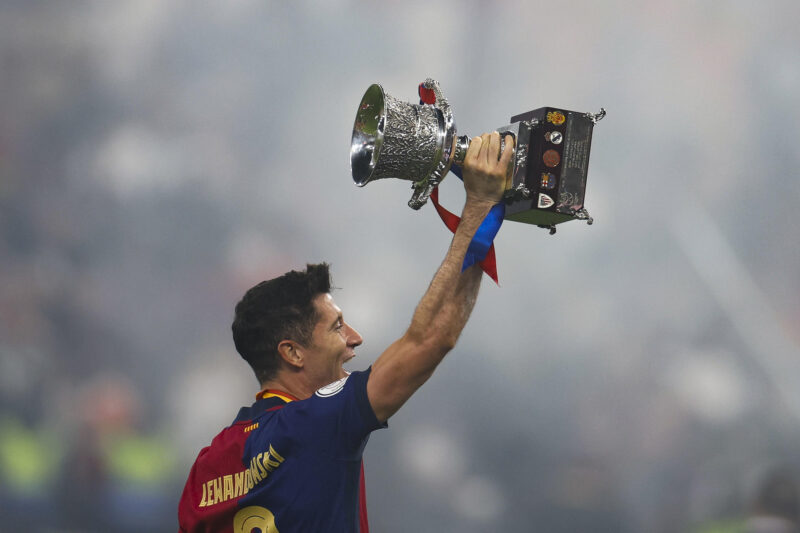 El delantero del FC Barcelona Robert Lewandowski celebra la victoria con el trofeo tras el partido de la final de la Supercopa de España de fútbol entre el Real Madrid y el FC Barcelona en Yeda, Arabia Saudí. EFE/ Alberto Estévez