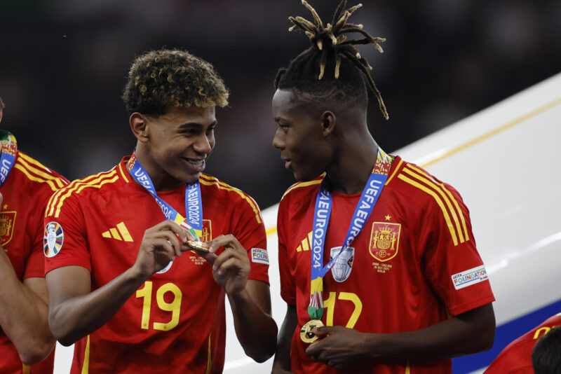 Nico Williams renueva con el Athletic y deja en shock al Barcelona La dupla Lamine Yamal y Nico Williams con las medallas que les acreditan campeones de Europa, en una foto de archivo. EFE/Alberto Estévez