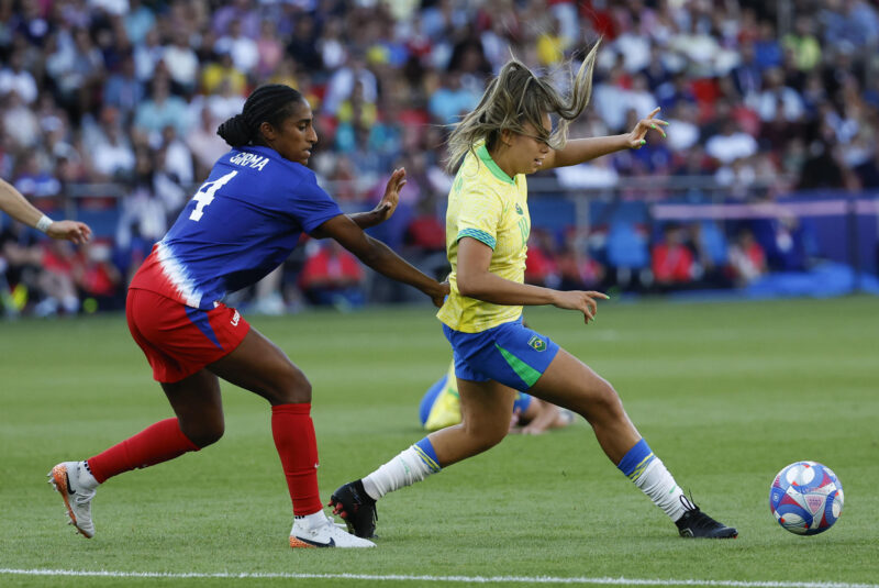 La delantera brasilera Priscila (d) disputa un balón ante la jugadora estadounidense Naomi Girma durante la final de Fútbol femenino, entre Brasil y Estados Unidos, en los Juegos Olímpicos de París 2024. EFE/ Miguel Toña Priscila Flor da Silva