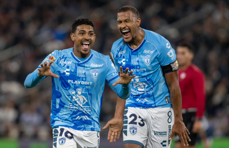 John Kennedy (i) y Salomón Rondón de Pachuca celebran un gol ante Rayados. EFE/ Miguel Sierra