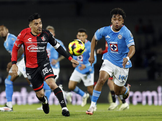 Amaury Morales (d) de Cruz Azul disputa un balón con Aldo Rocha de Atlas. EFE/Sáshenka Gutiérrez